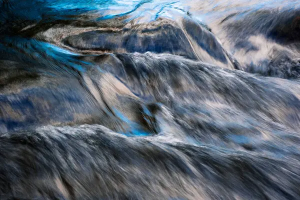 Sfondo Astratto Riflesso Blu Del Cielo Fiume Che Scorre — Foto Stock