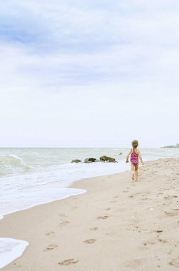 Küçük kız ve okyanus