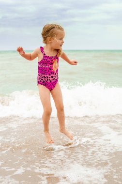 Küçük kız ve okyanus