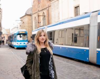 Ünlü St. Marys Bazilikası, Krakow, Polonya gündoğumu sırasında pazar meydanında önünde bir genç şık kadın turist portresi
