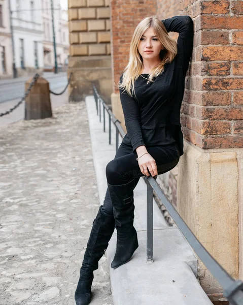波兰克拉科夫日出时, 在市场广场上著名的圣玛丽教堂前的一位年轻时尚女游客的肖像 — 图库照片