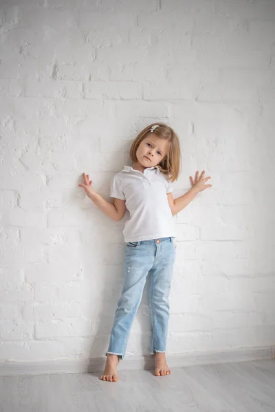 Comprimento total da linda menina em pé vestido e posando sobre fundo branco — Fotografia de Stock