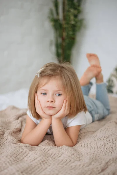 Comprimento total da linda menina em pé vestido e posando sobre fundo branco — Fotografia de Stock