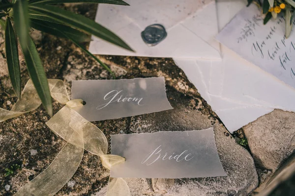 Свадебная каллиграфия и декор. Свадебные приглашения, конверт, кружева, открытки — стоковое фото