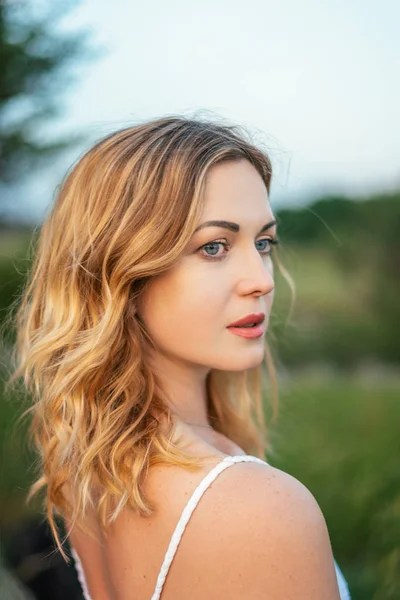 Portrait Young pretty girl in green park at summer — Stock Photo, Image