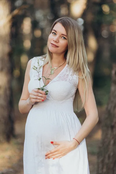 Genç mutlu hamile kadın doğada rahatlıyor ve eğleniyor.. — Stok fotoğraf