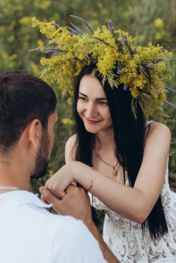 Aşk, flört, insanlar ve tatil konsepti. Piknikte şampanya içen gülümseyen çift.
