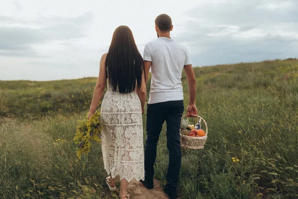 Amour, rencontres, personnes et vacances concept - sourire couple boire du champagne sur le pique-nique — Photo