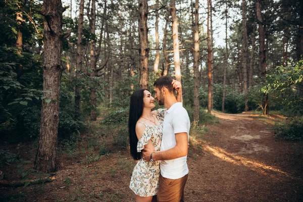 Livsstil par promenader i skogen — Stockfoto