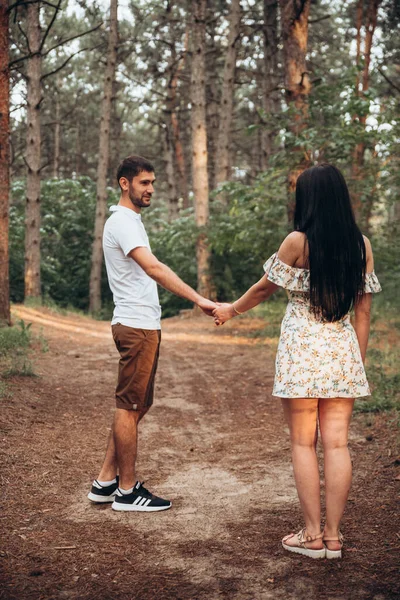 Mode de vie couple marche dans les bois — Photo