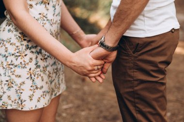 Neşeli çift doğal arka planda birbirine sarılıyor. Kırsalda romantik bir tatil randevusu. Duygusal denge rahatlatıcı yaşam tarzı