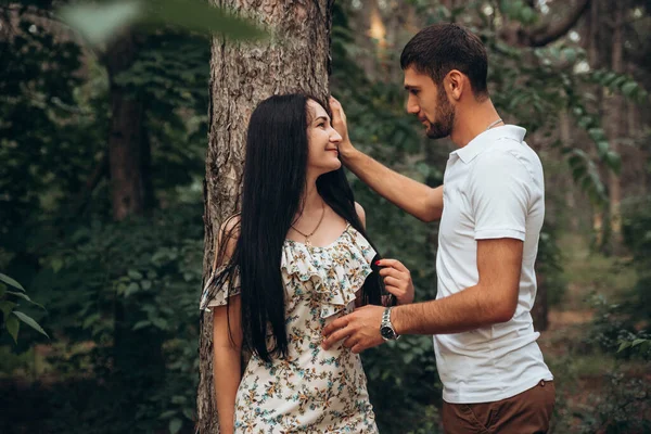 Glada par kramas tillsammans på naturlig utomhus bakgrund. Romantiskt semesterdatum på landet. Känslomässig balans avkopplande livsstil — Stockfoto