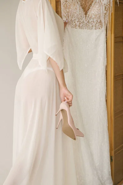 Όμορφη νύφη με λευκό φόρεμα κοντά σε καθρέφτη. Νύφες. Γάμος. Ευτυχισμένη νύφη ετοιμάζεται για το γάμο της. Η πιο ευτυχισμένη μέρα γάμου. Μακιγιάζ και χτένισμα στη νύφη. Απόλαυσε τη στιγμή — Φωτογραφία Αρχείου