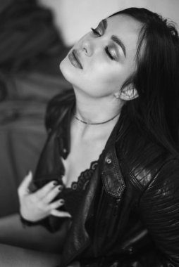 Siyah deri ceketli güzel esmer