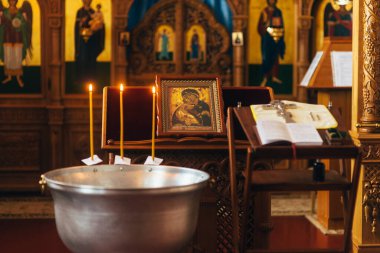 Mezarda vaftiz fontu olan küçük bir oda.