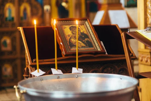 Mezarda vaftiz fontu olan küçük bir oda.