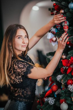 Genç ve güzel bir kadın Noel ağacının yanında hediyesiyle