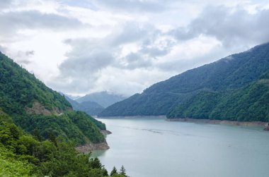 Enguri barajı, hidroelektrik santrali.