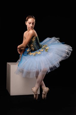 Stüdyoda poz veren genç ve güzel bir dansçı.