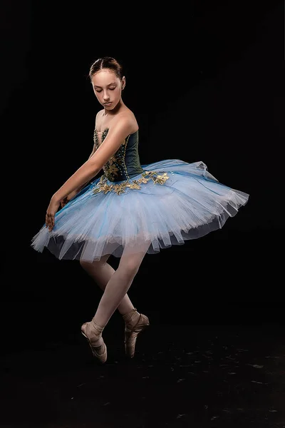 Joven Hermosa Bailarina Posando Fondo Estudio — Foto de Stock