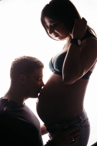 Silhouette Eines Paares Hintergrund Der Schwangeren Und Ihres Ehemannes — Stockfoto