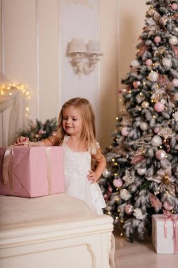 Yeni yıl hediyeli pembe bir elbiseyle