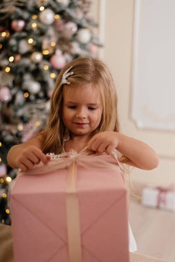 Yeni yıl hediyeli pembe bir elbiseyle