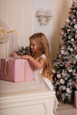 Yeni yıl hediyeli pembe bir elbiseyle