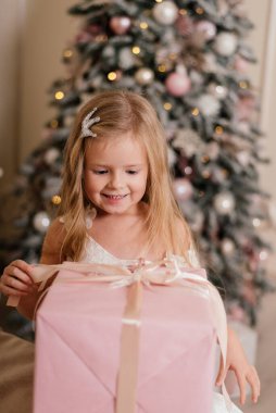 Yeni yıl hediyeli pembe bir elbiseyle