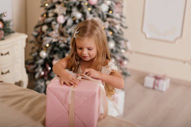 Yeni yıl hediyeli pembe bir elbiseyle