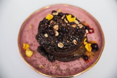 Çikolata soslu krep yığını.