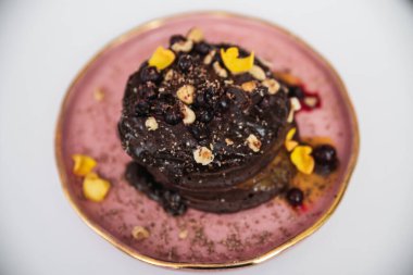 Çikolata soslu krep yığını.