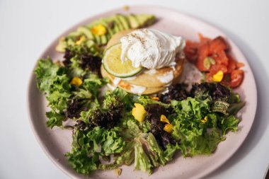 Haşlanmış yumurta, krep ve somonlu yeşil salata.