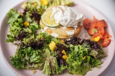 Haşlanmış yumurta, krep ve somonlu yeşil salata.