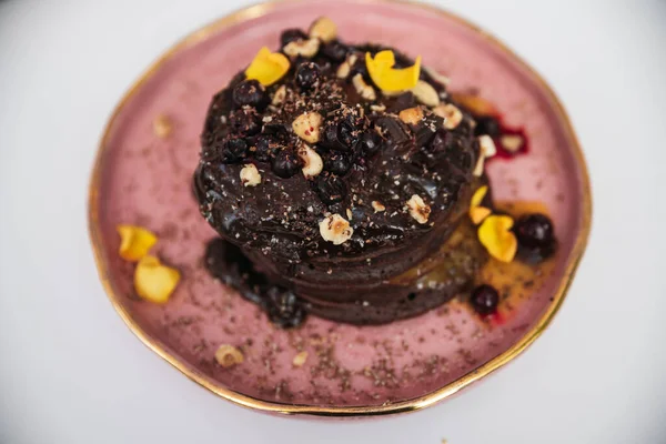 チョコレートソースのパンケーキの山 — ストック写真