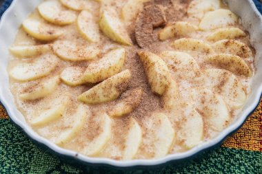 Elmalı turta beyaz masada.