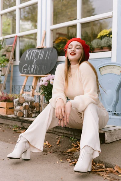 Elegante junge Pariserin im Freien. Schöne charmante Mädchen in roter Baskenmütze. Foto im französischen Stil — Stockfoto