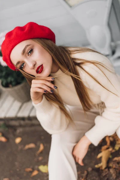 Elegante junge Pariserin im Freien. Schöne charmante Mädchen in roter Baskenmütze. Foto im französischen Stil — Stockfoto