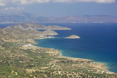 Güzel deniz ve dağlar görünümüne Mochlos, Yunanistan