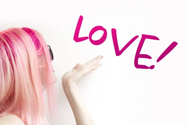 Bununla birlikte güneş gözlüklü bir öpücük, artı pembe aşk slogan gönderme beyaz zemin üzerine pembe saçlı kız