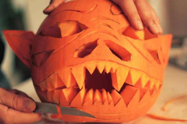 Helloween kabak oyma erkek eller 