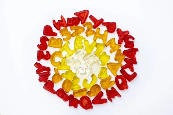 Sakızlı harfleri latin alfabesinin beyaz arka plan üzerinde