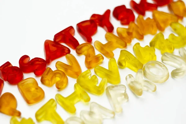 Sakızlı harfleri latin alfabesinin beyaz arka plan üzerinde