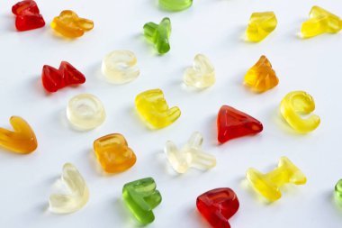 Beyaz arkaplanda parlak alfabe harfleri