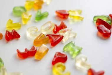 Beyaz arkaplanda parlak alfabe harfleri