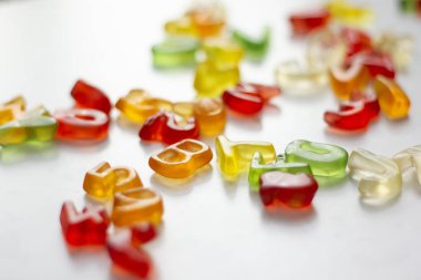 Beyaz arkaplanda parlak alfabe harfleri