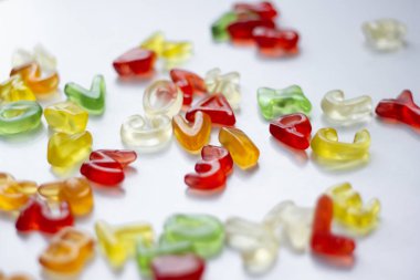 Beyaz arkaplanda parlak alfabe harfleri