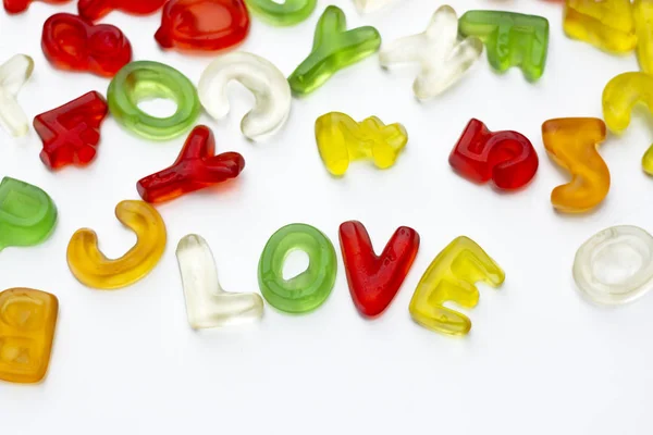 Beyaz arkaplanda Latin alfabesinin jelibon harflerinden yapılmış başlık