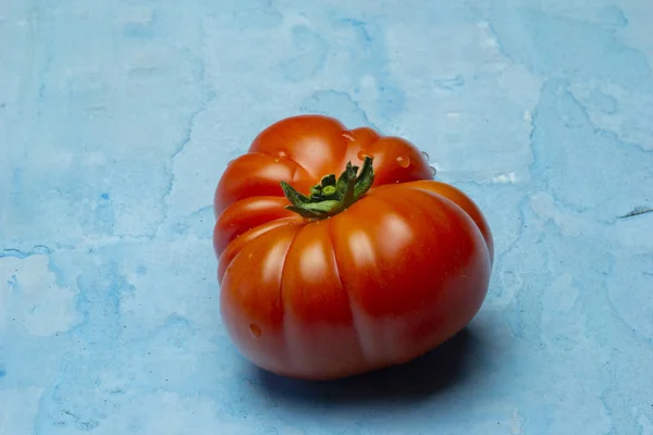 Grunge mavi arka plan üzerinde Güzel Brandywine kırmızı domates