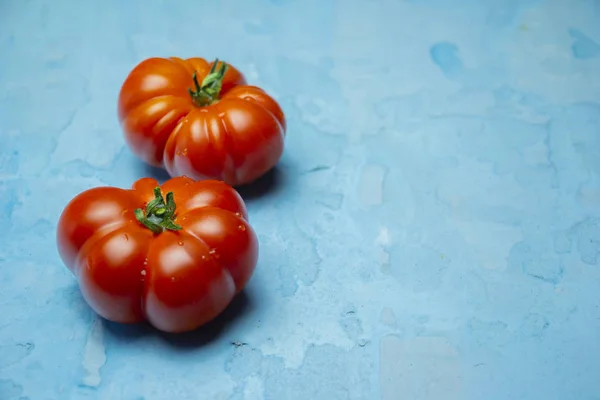 Boş alan ile grunge mavi arka plan üzerinde Güzel Brandywine kırmızı domates